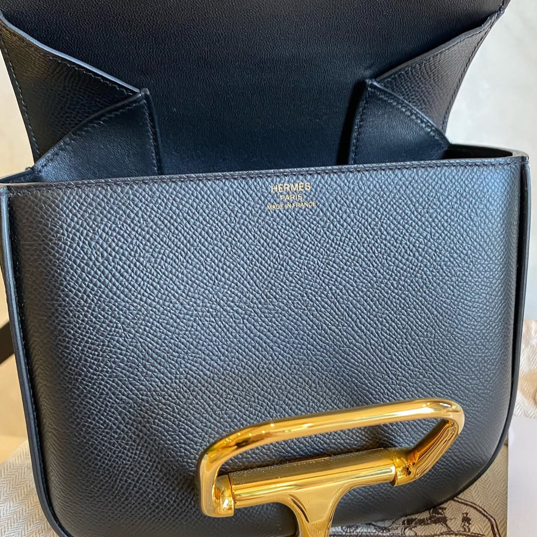 Flap Crossbody Bag in Black Grained Leather with Gold Clasp, image 13