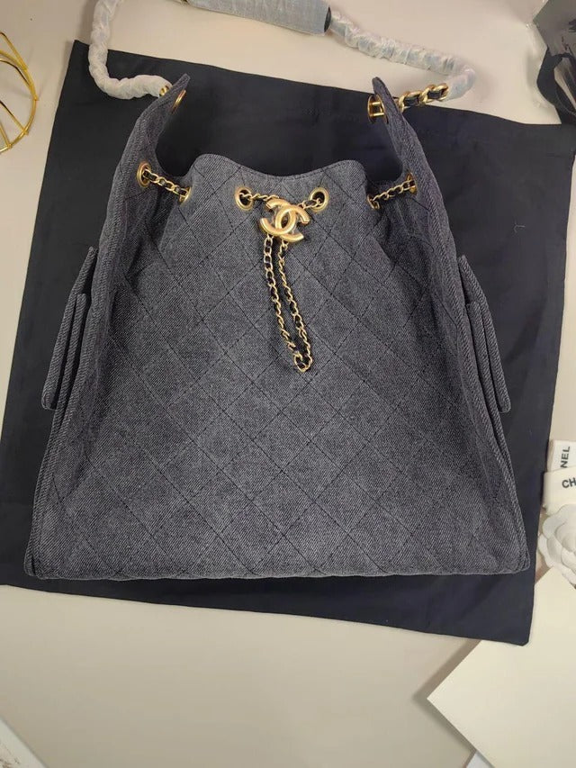 CH 25 Medium Shoulder Bag